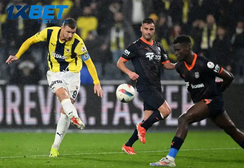 Hành quân đến sân của Basaksehir tại vòng 35 Super Lig, Fenerbahce được dự đoán sẽ chiến thắng để níu giữ hi vọng mong manh trong cuộc đua vô địch với Galatasaray (Ảnh: Daily Sabah).